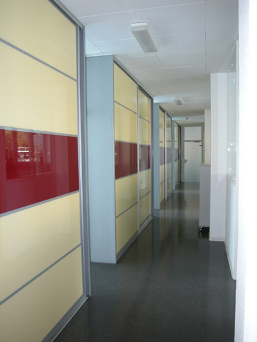 Glasschiebw�nde aus Verbundglas mit innenliegendere farbiger Folie