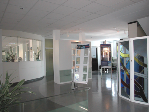 Ausstellungsraum mit verschiedenen Beispielen der Glasanwendungen