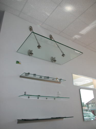 Regalb�den aus Glas mit verschiedenen Wandhalterungen und Beispiel einen Vordaches aus Glas