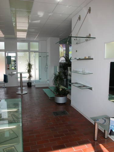 Ausstellungsraum mit verschiedenen Beispielen der Glasanwendungen