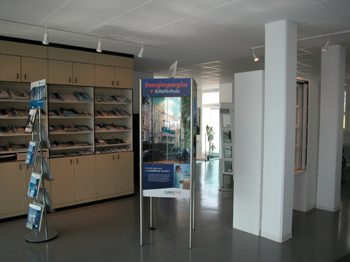 Ausstellungsraum mit verschiedenen Beispielen der Glasanwendungen